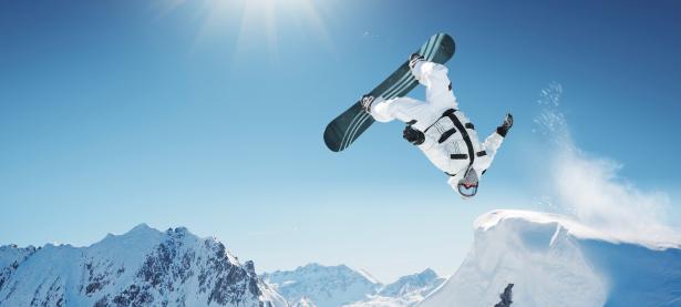 开云体育入口-奇迹之夜，莱万双响点燃温布利，英格兰三狮翻盘红黑军团