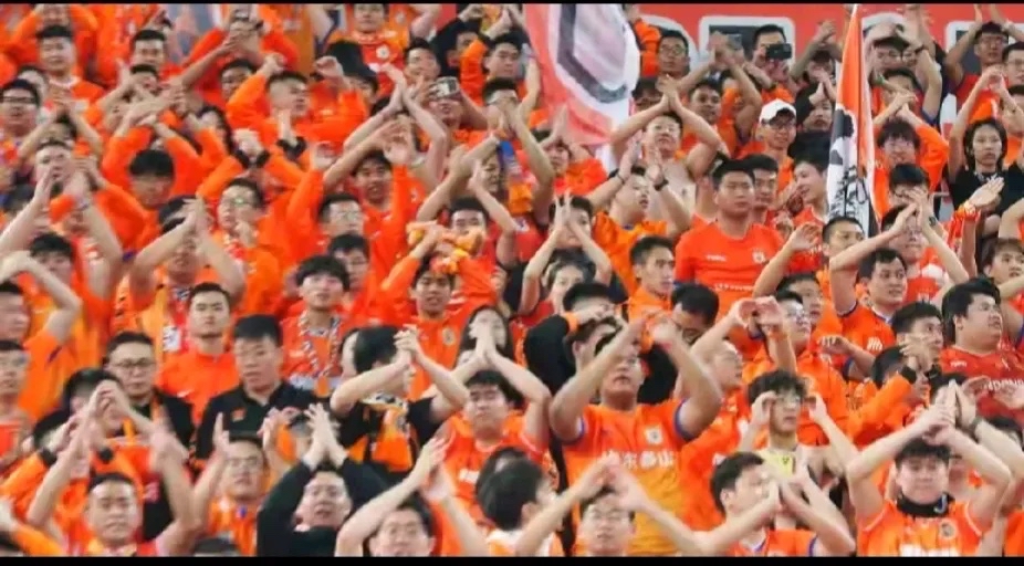 包含足球盛宴上演，激情刺激助力全队疯狂的词条