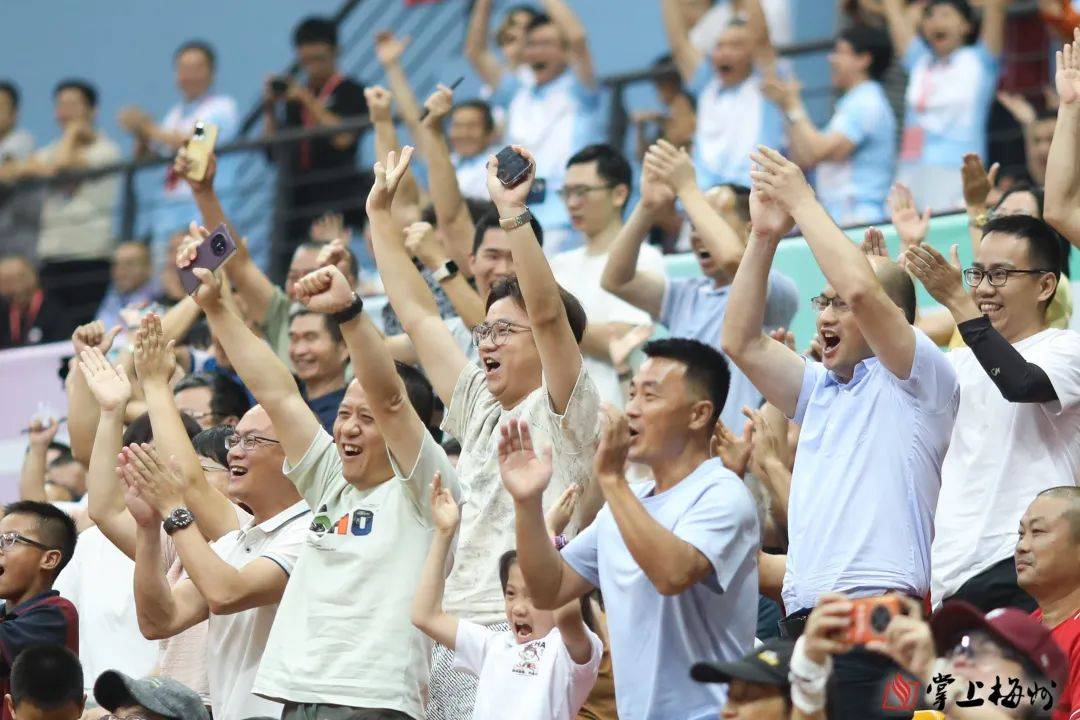 包含足球盛宴上演，激情刺激助力全队疯狂的词条