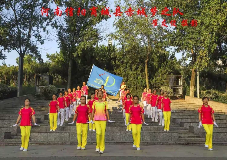 队长发表讲话，鼓励队员团结一心的简单介绍