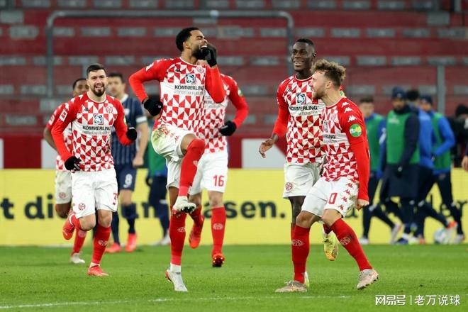 包含奥格斯堡球员状态神勇，匹敌强队实力不容小觑的词条