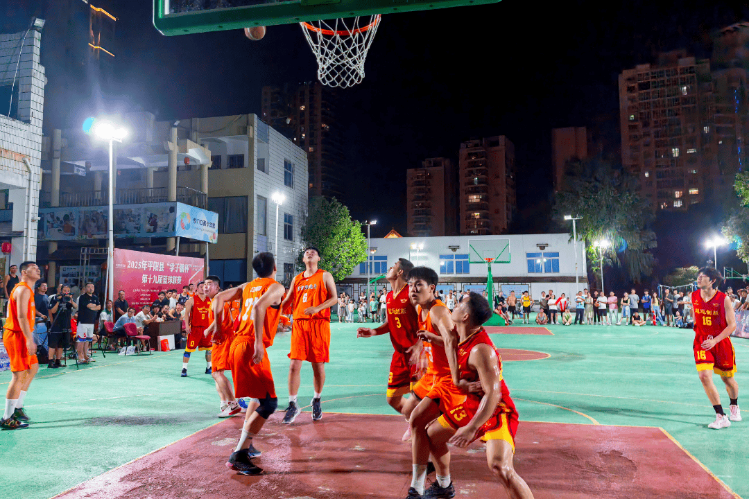 关于红蓝战队激烈角逐，草地上飞起了球迷的欢呼声的信息