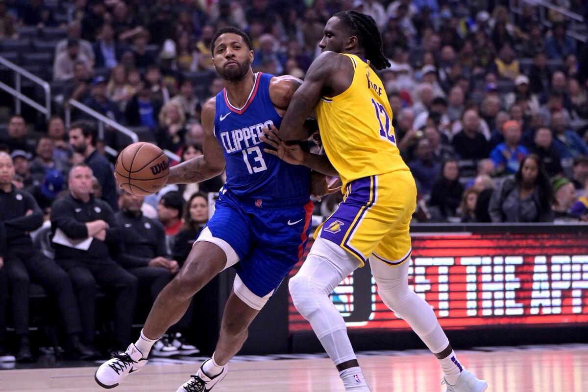 伦纳德再次砍下三双帮助球队战胜