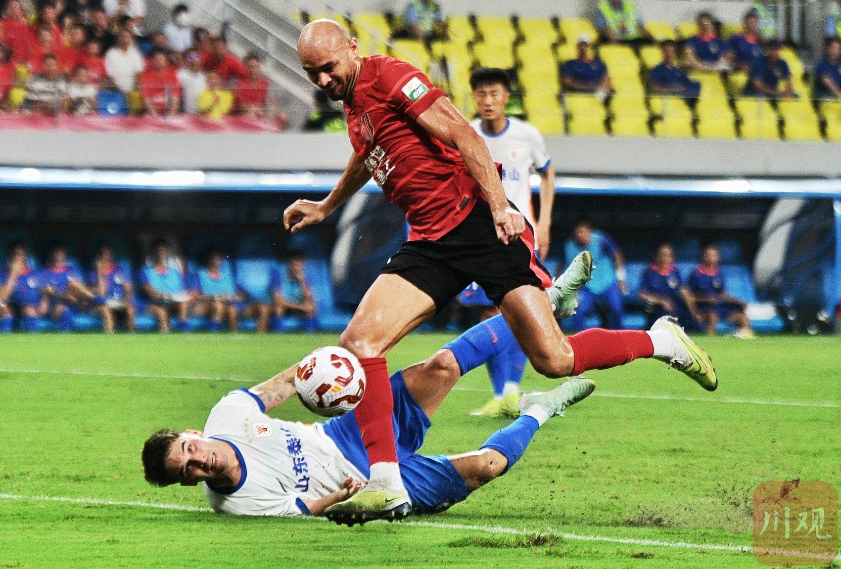 比赛冲突激烈,裁判两度出现干扰事件 比赛冲突激烈,裁判两度出现干扰事件